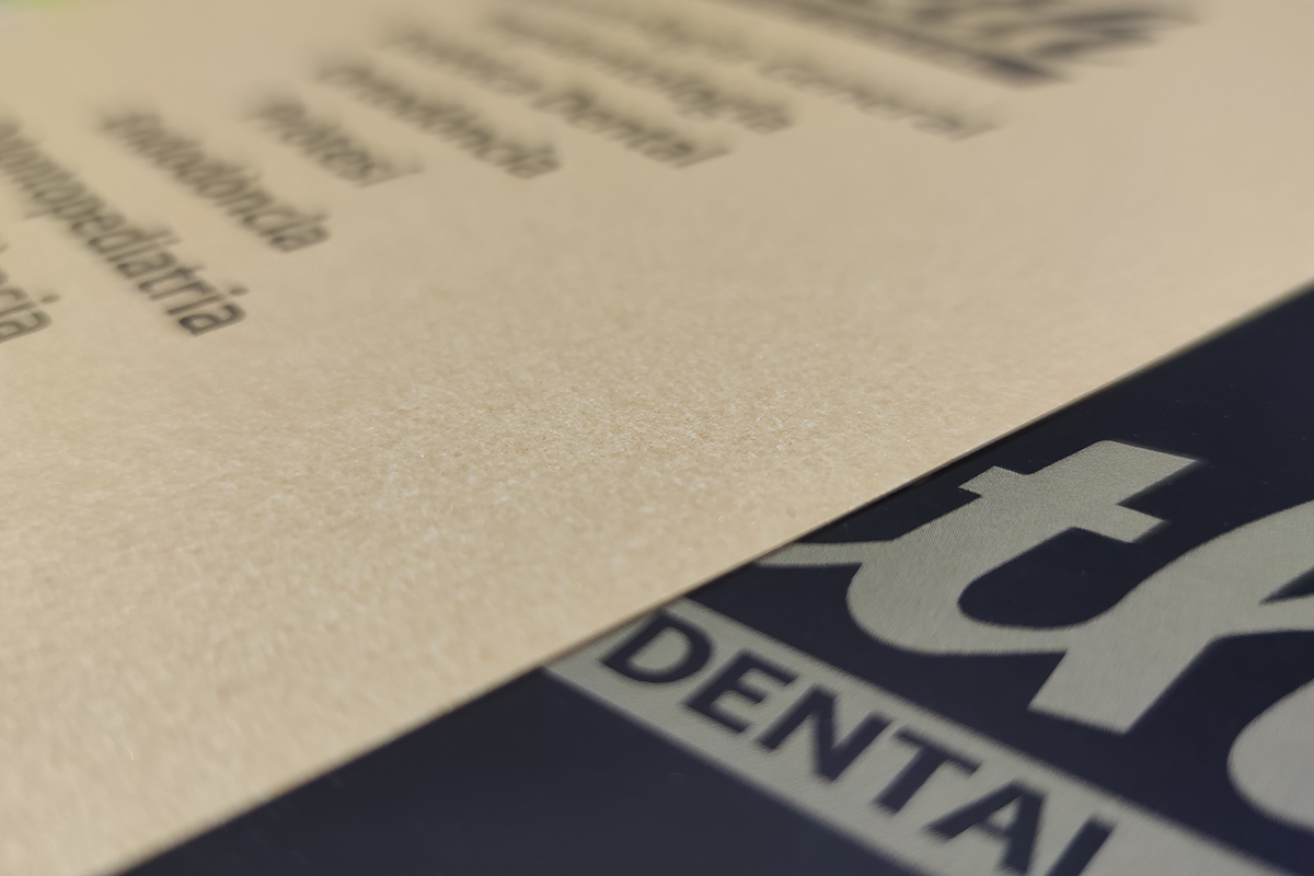 Proyecto creación Sobre troquelado para Teeth centre Dental - Material dorado - Development Media Proyecto creación Sobre troquelado para Teeth centre Dental - Material dorado - Development Media